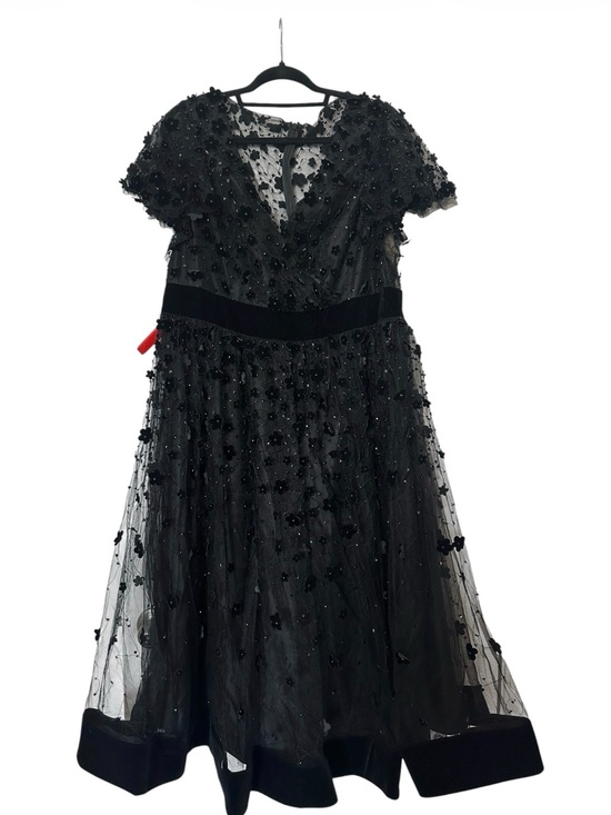 Mac Duggal Dresses & Skirts - Mac Duggal embellished butterfly sleeve velvet hem midi dress